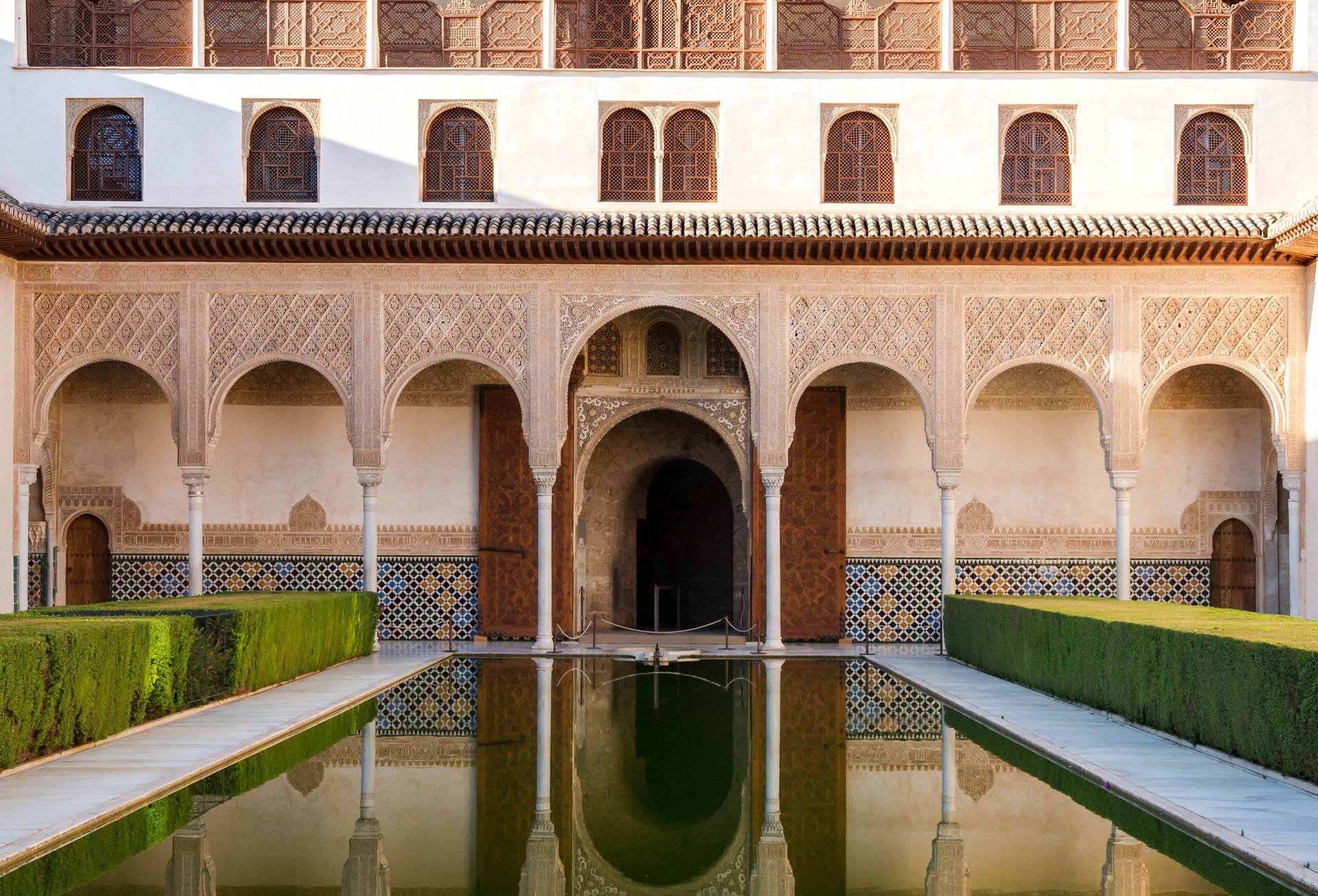 Reflejos y simetría en el Patio de los Arrayanes